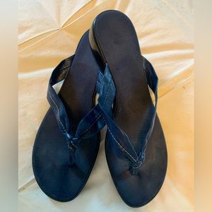 Blue strappy sandals, size 9